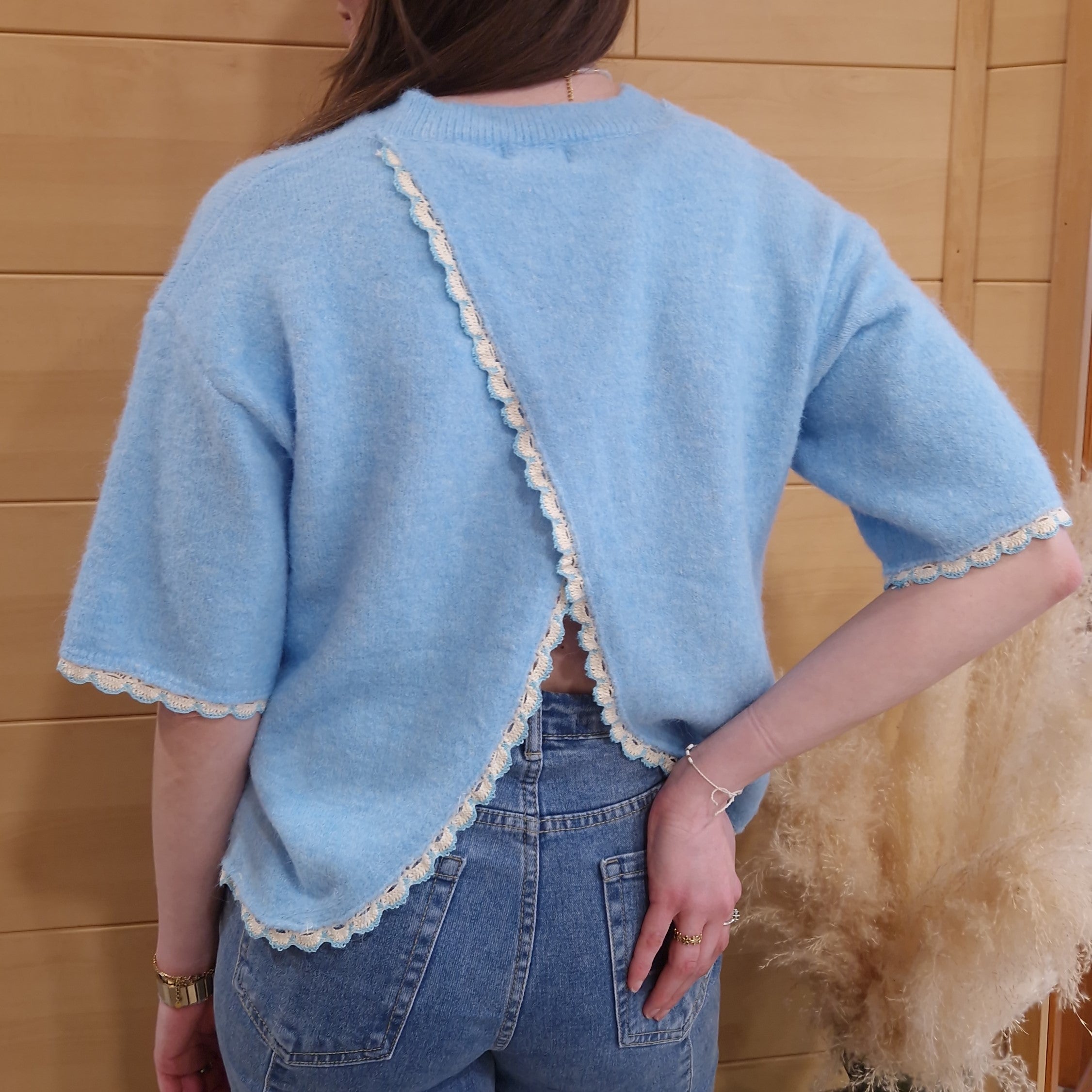 pull bleu ciel femme dos ouvert détails dentelle style bohème original