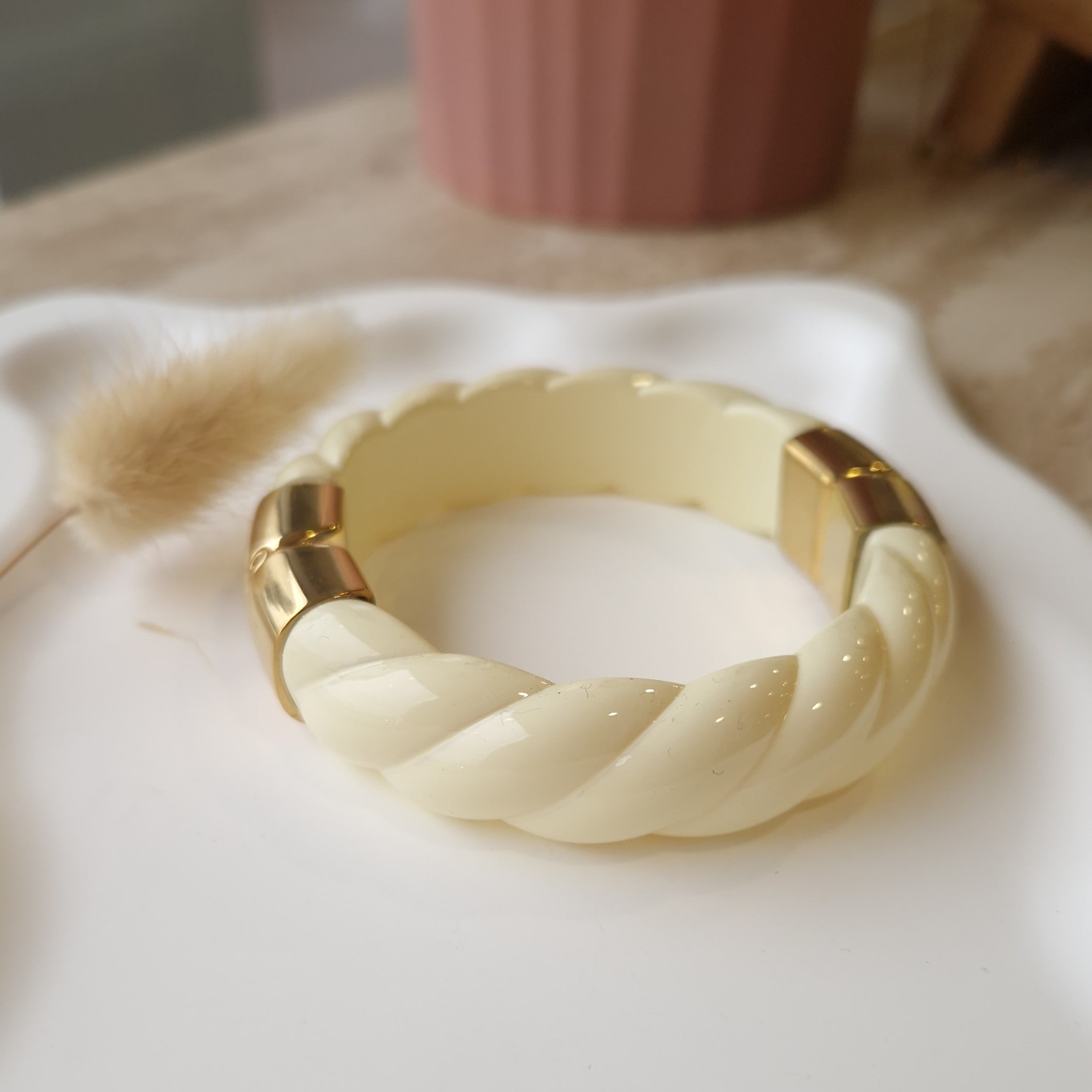 bracelet rigide jonc aimantée écru tendance printemps été